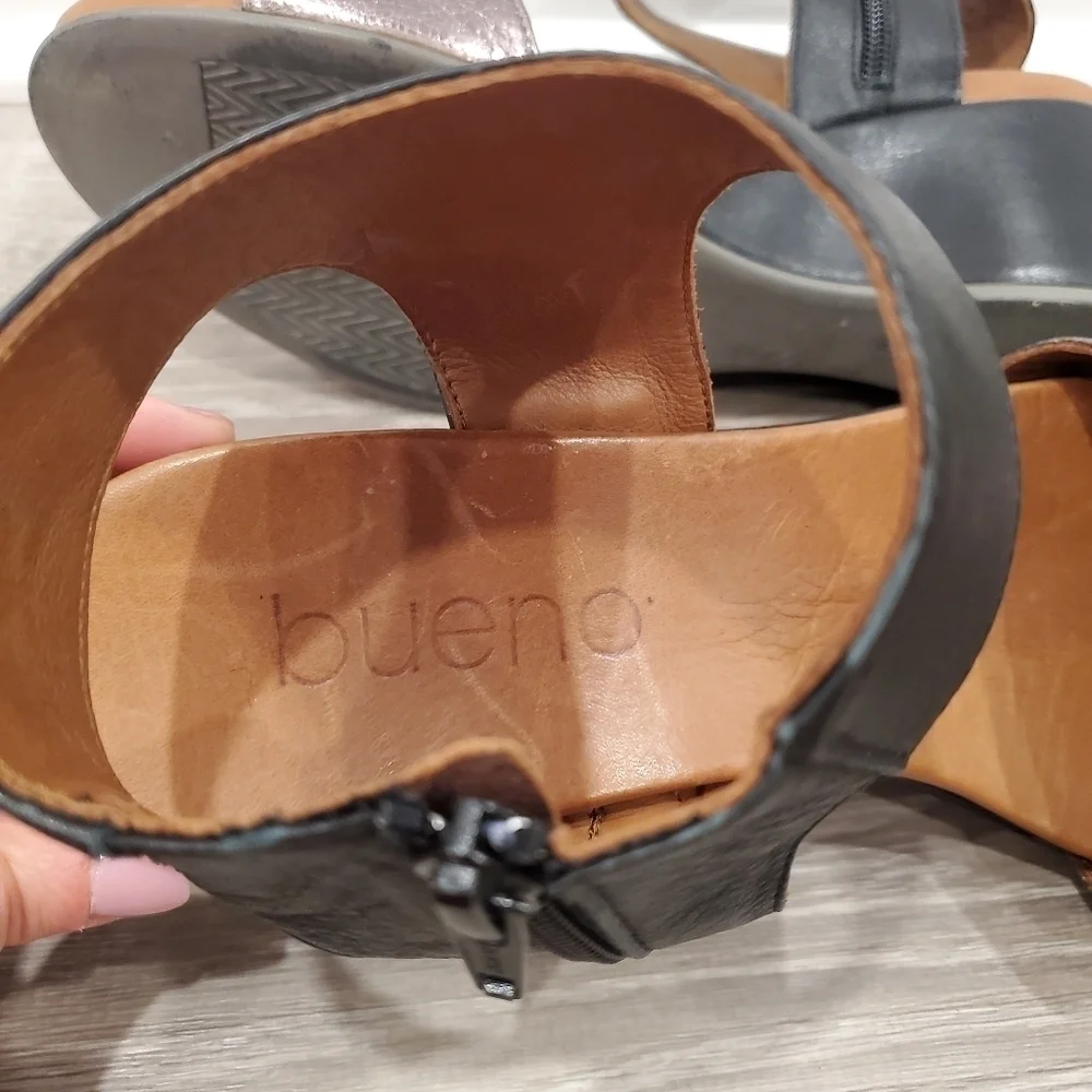 NEW BUENO Ida Wedge Sandal In Pewter Metallic/ Black Leather